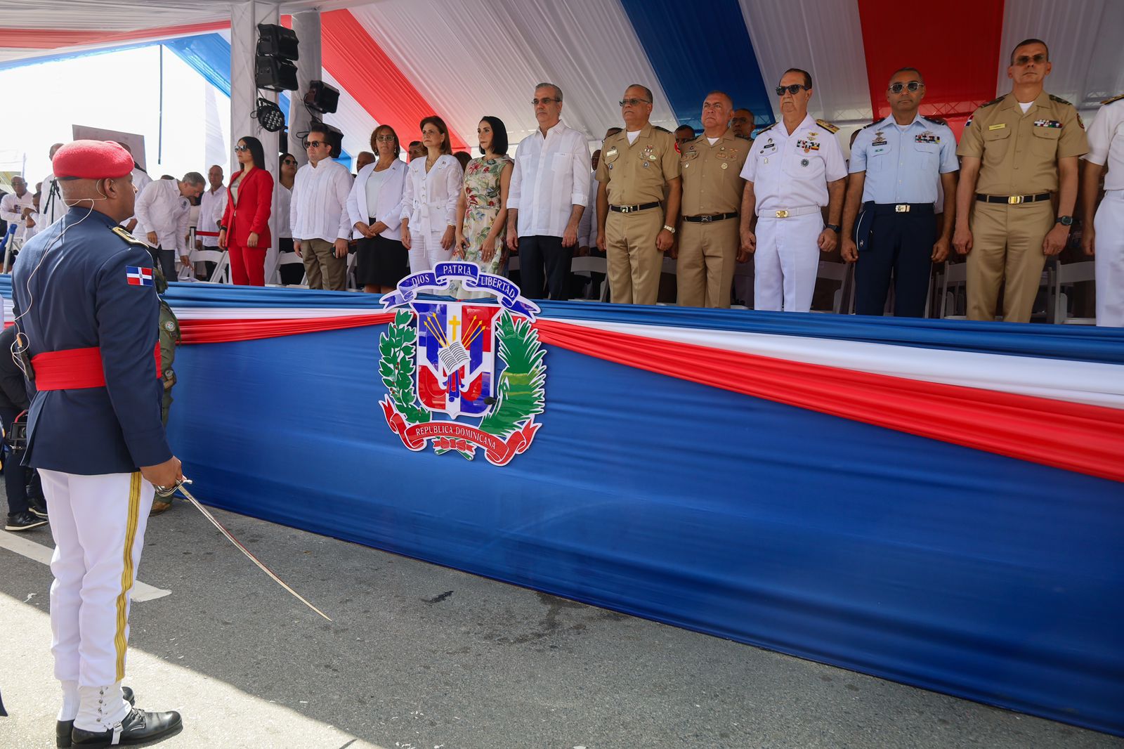 Desfile Militar en Conmemoración del 180 Aniversario de la Constitución de la República
