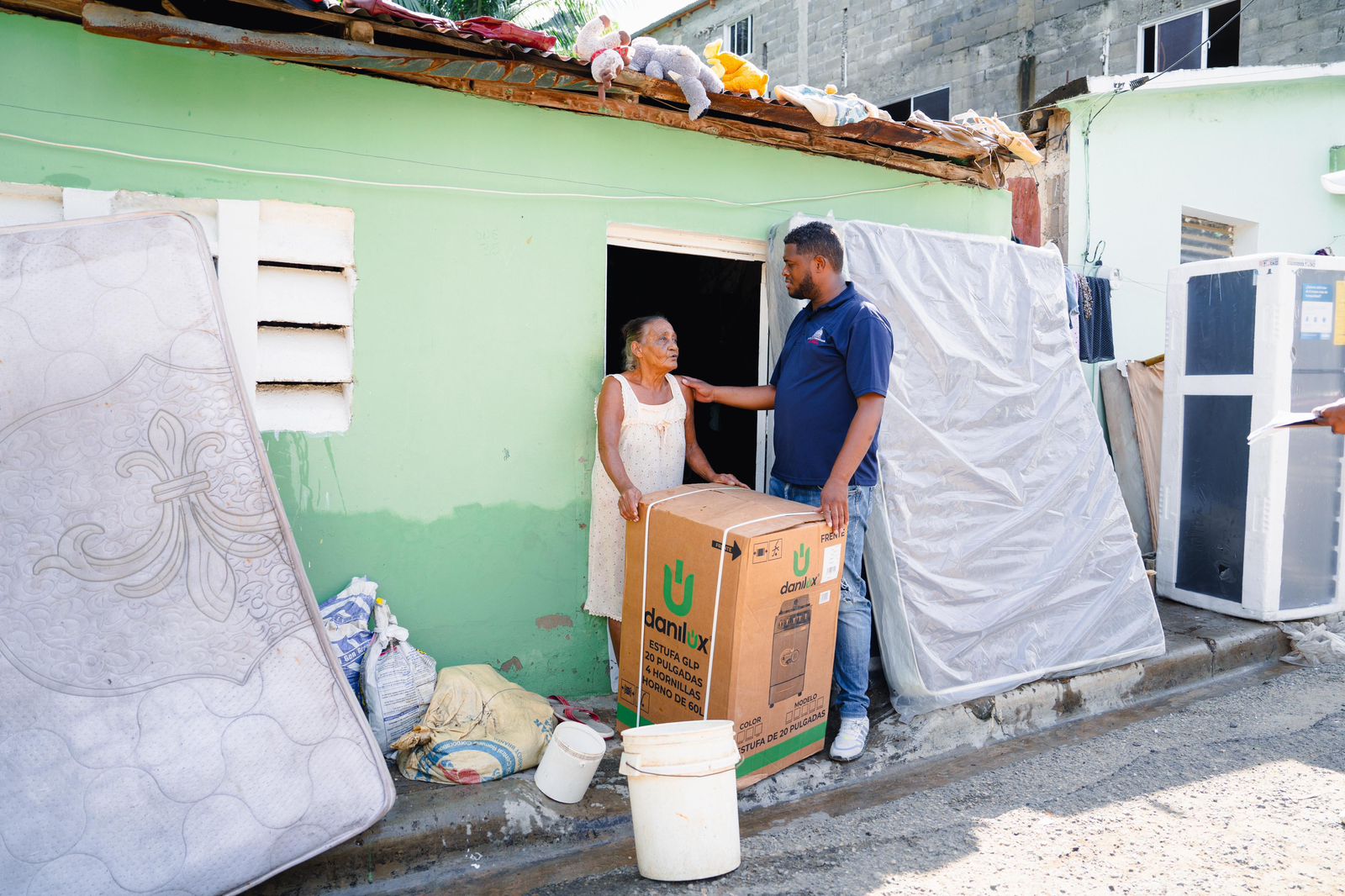 Gobierno entrega enseres del hogar a familias afectadas por inundaciones en provincias de Dajabón, Valverde y La Altagracia