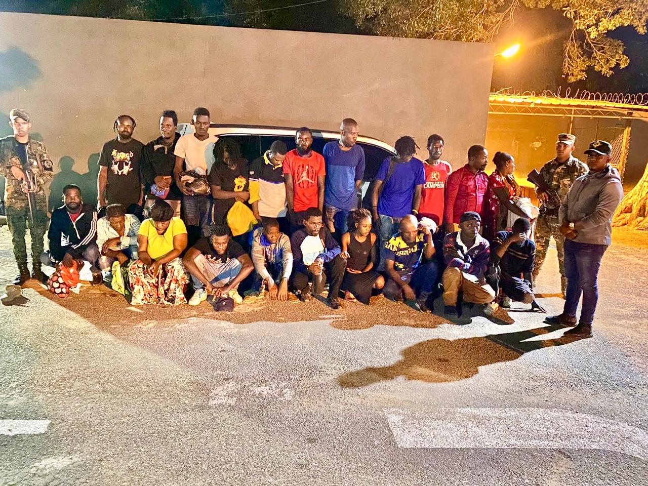 Detienen dos vehículos con 22 nacionales haitianos en estatus migratorio irregular