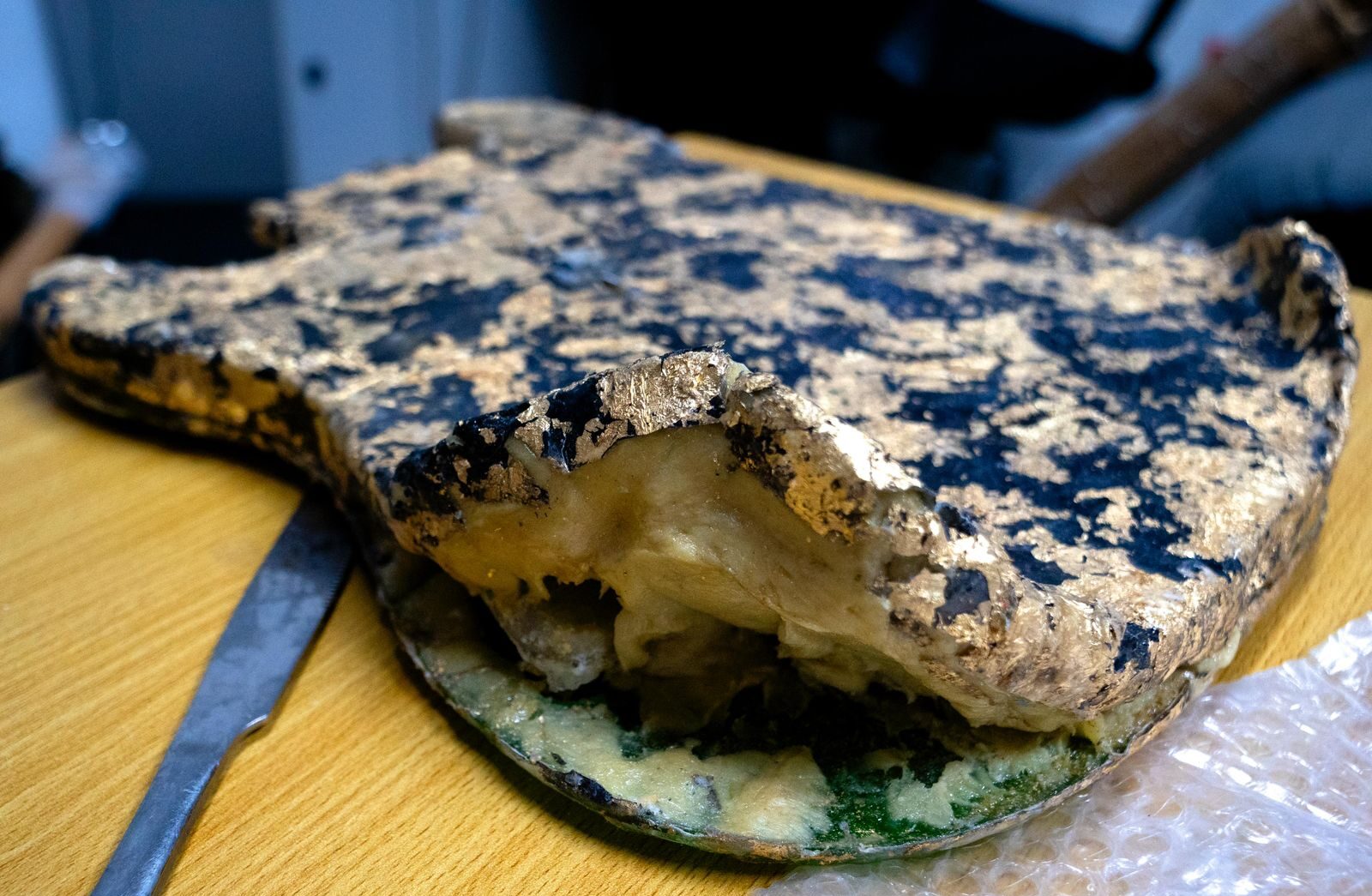 Ocupan guitarra rellena de pasta base de cocaína; la enviarían a España