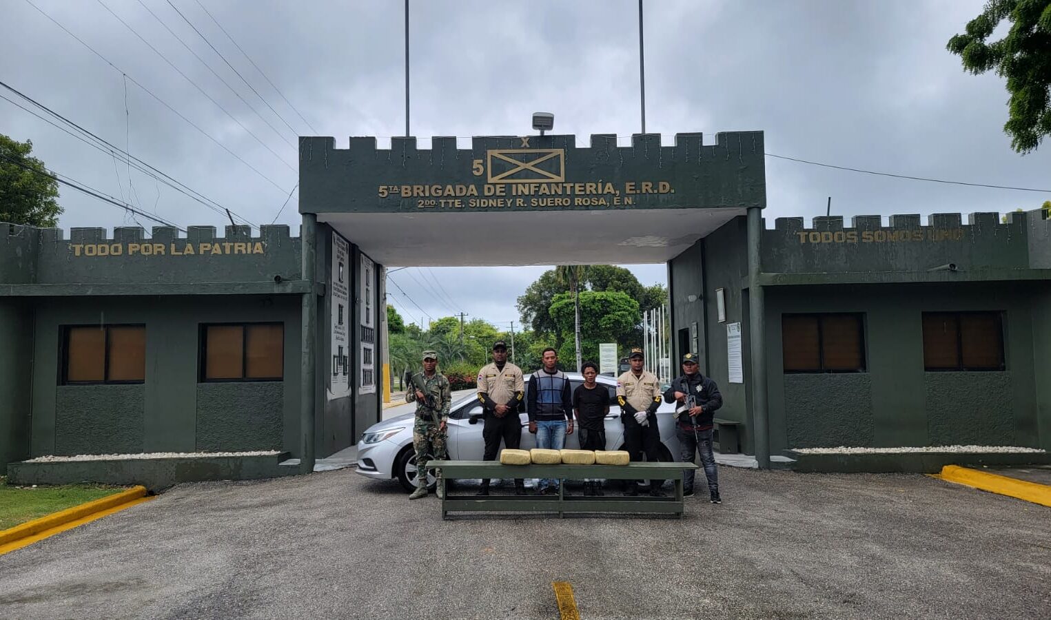 Ejército detiene a dos hombres con 4 paquetes de un vegetal, presumiblemente marihuana en Barahona