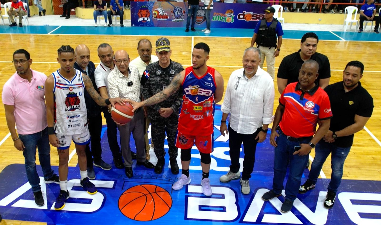 Director IDOPPRIL hace saque de honor XXX Torneo de Baloncesto Superior La Vega