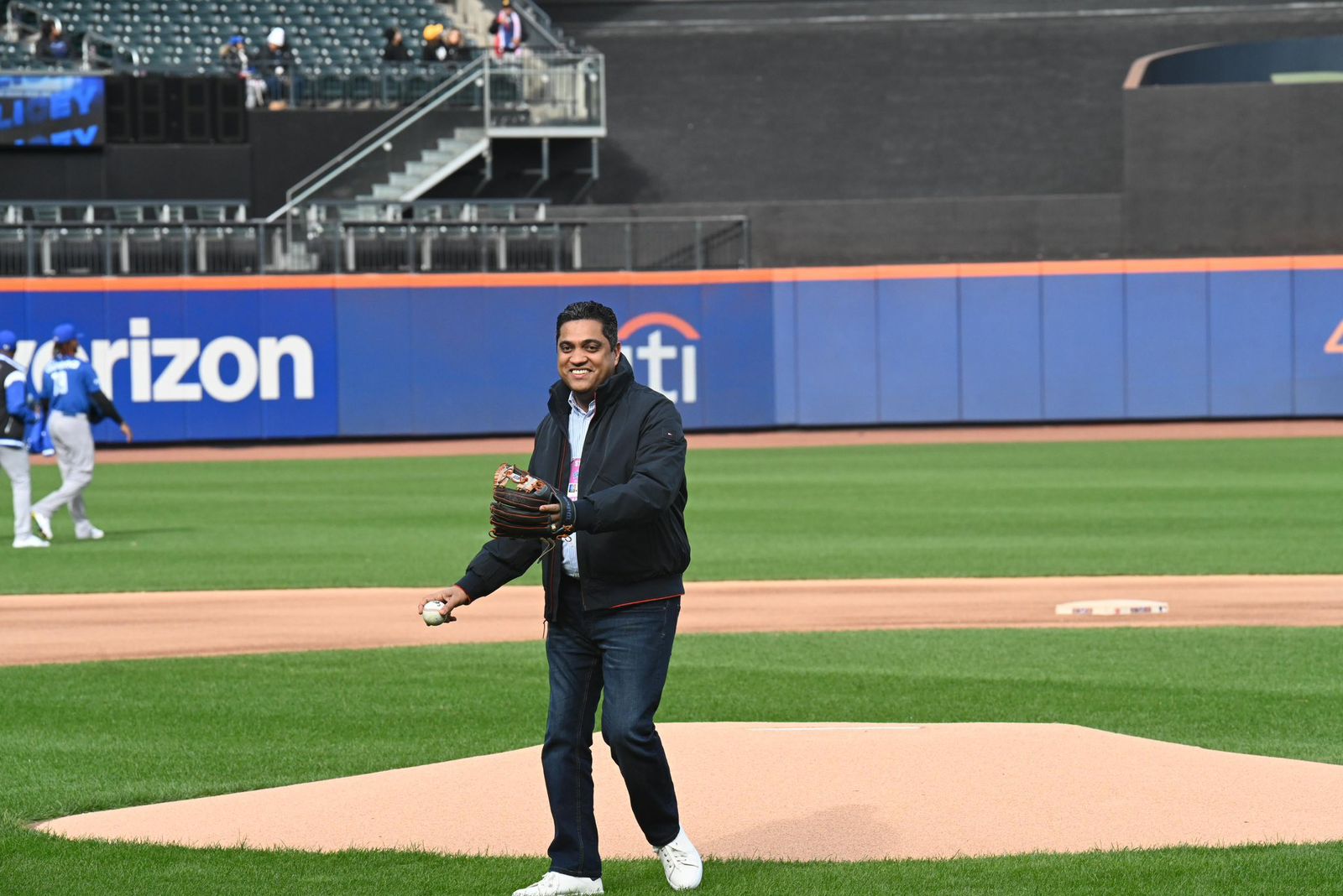 Ministro Kelvin Cruz lanzó el pitcheo de honor en Serie de Titanes