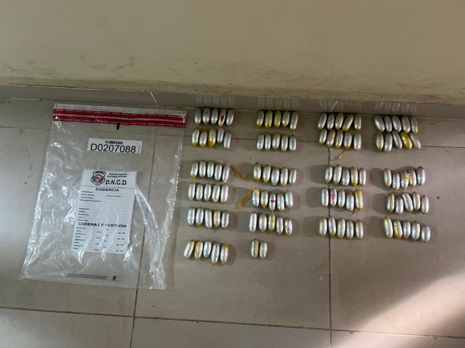Arrestan dos Nigerianos viajarían con estómago lleno de bolsitas de presuntas drogas