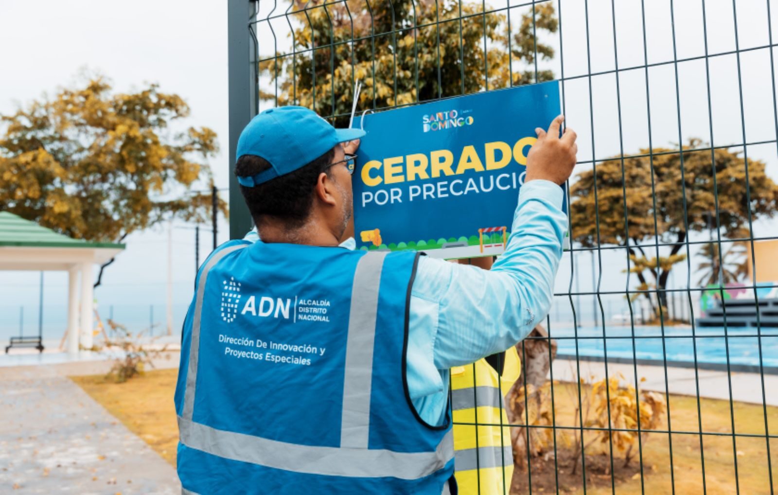 Alcaldía del DN cierra los parques y retira árboles caídos tras fuertes lluvias