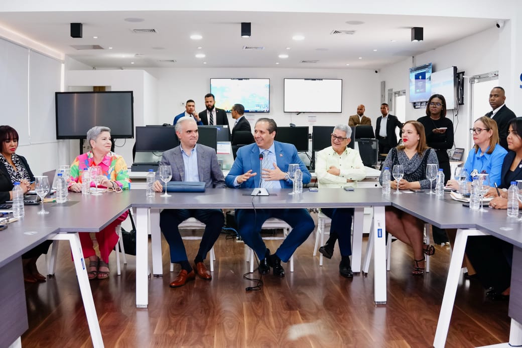 Ministro de Salud realiza reunión de seguimiento con gremios de salud