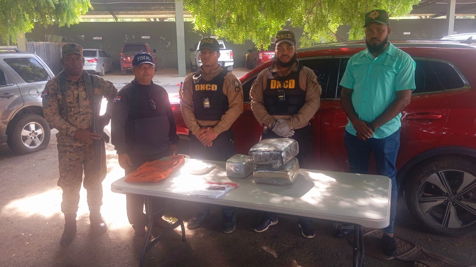 Ejército ocupa dos pacas y media de marihuana escondidas en el motor de una jeepeta en Valverde