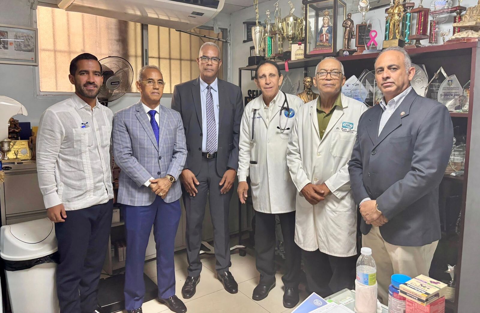 Mayor General Valerio Instalará servicios médicos de Cruz Jiminián en la Hermandad