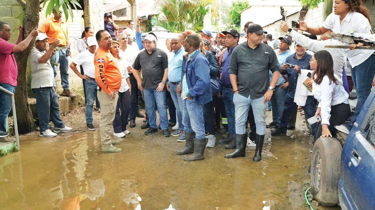 Ministro Paliza recorre zonas afectadas en Cabarete por lluvias; dispone de un gran operativo para auxiliar a la población