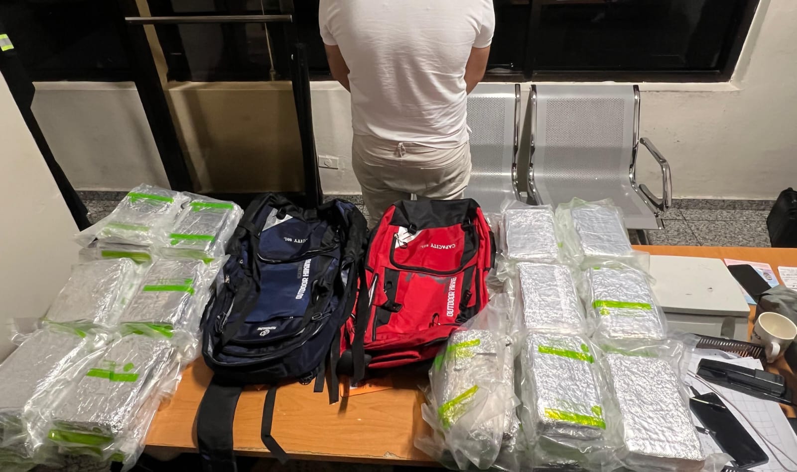 Intervienen extranjero viajaría a España con 40 paquetes presumiblemente cocaína