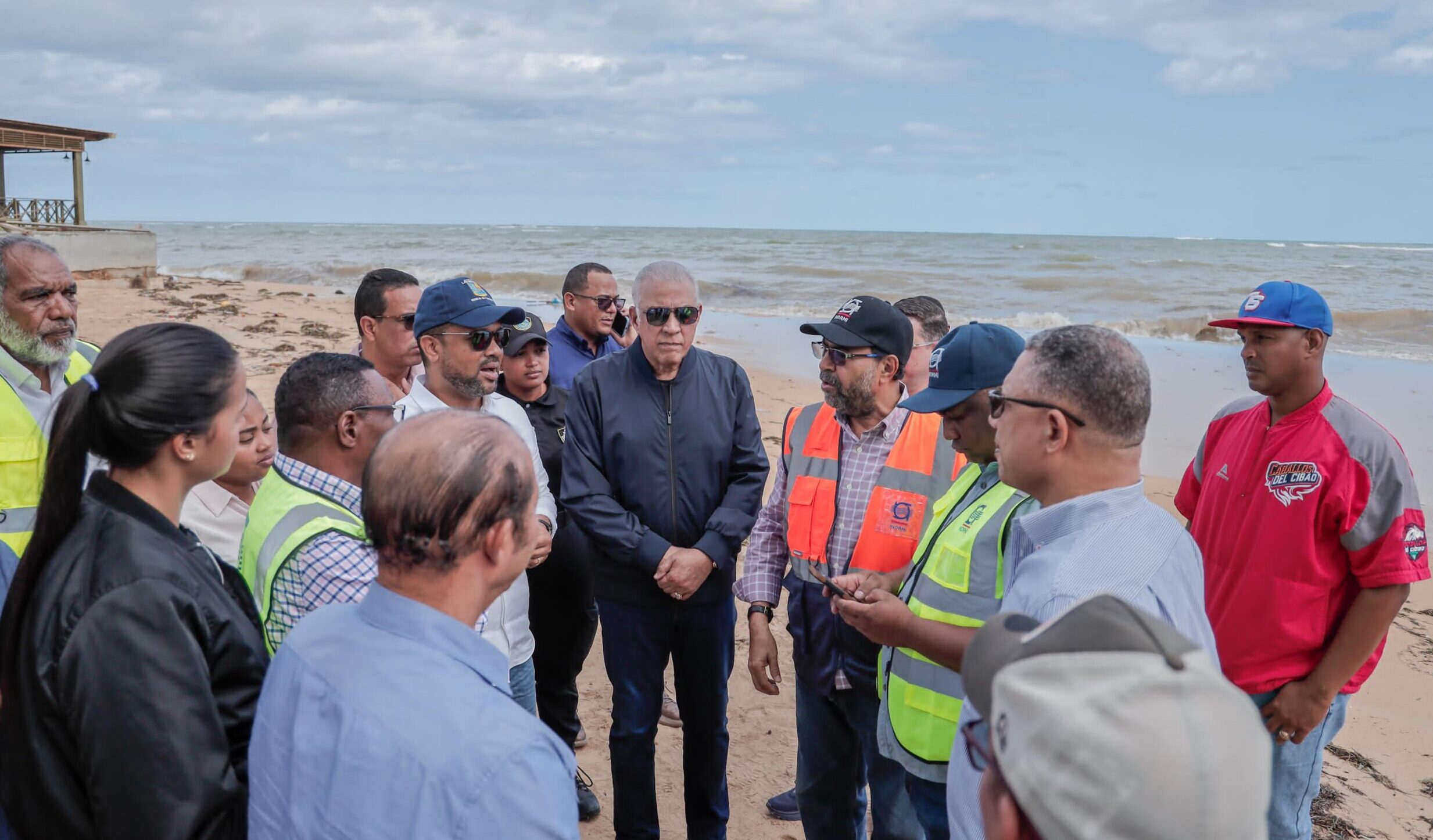 Ministro Administrativo y director del INDRHI acuden a Las Terrenas para constatar inundaciones y garantizar soluciones