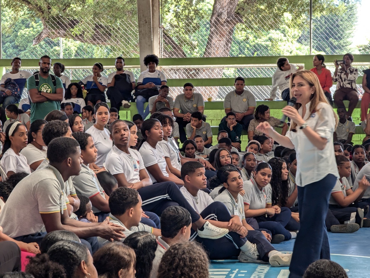 Carolina Mejía lleva a centros educativos programa de charlas sobre manejo de residuos sólidos y responsabilidad ciudadana