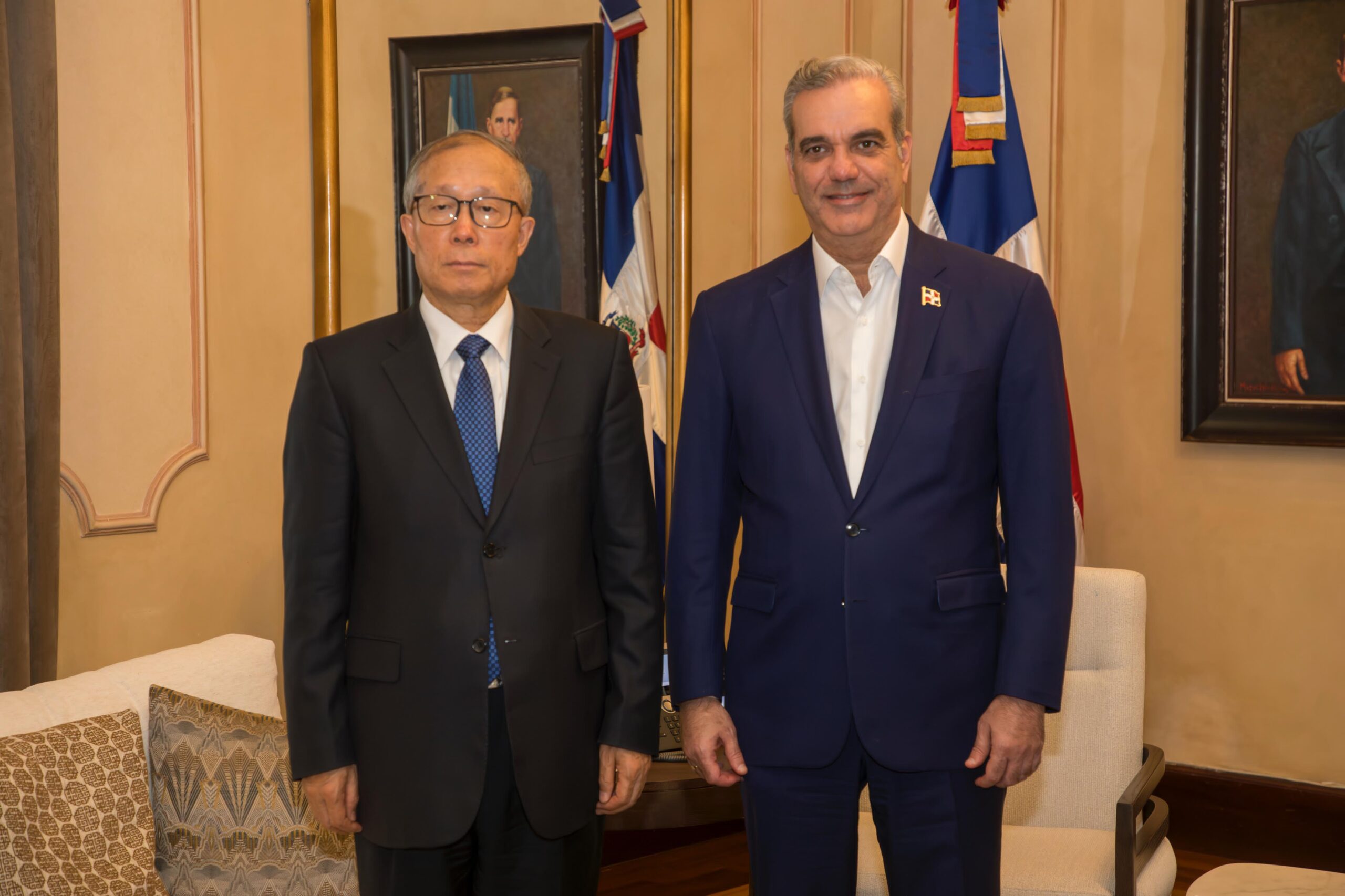 Presidente Abinader recibe en Palacio Nacional al vicepresidente de la Asamblea Nacional de la República Popular China, Li Hongzhong
