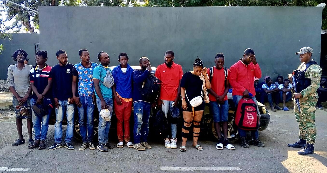 Ejército detiene 28 haitianos en estatus migratorio irregular en tres vehículos