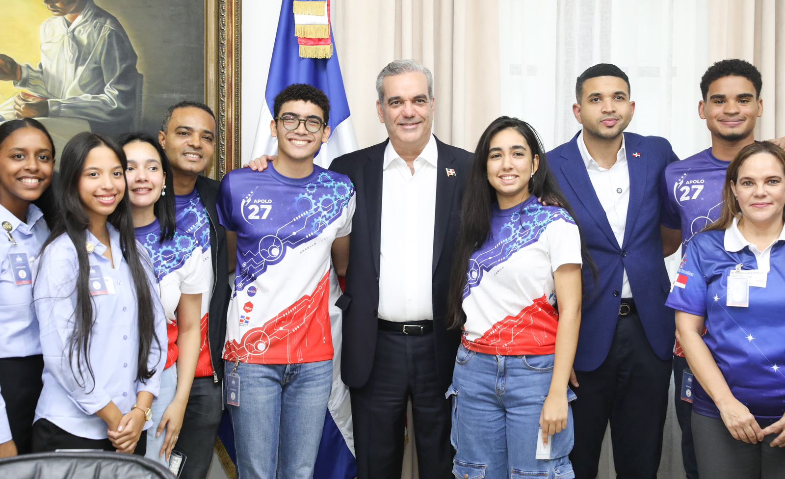 Presidente Abinader recibe estudiantes universitarios y de nivel secundario que participan en concurso NASA