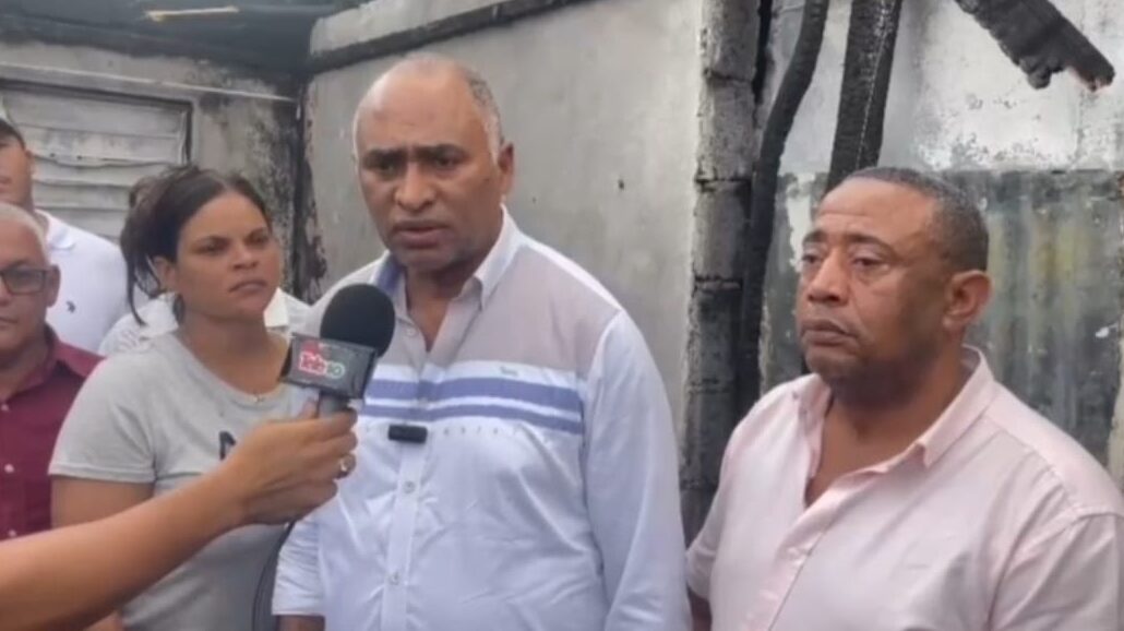 Senador por Peravia asiste a familia afectada por incendio en Las Colinas