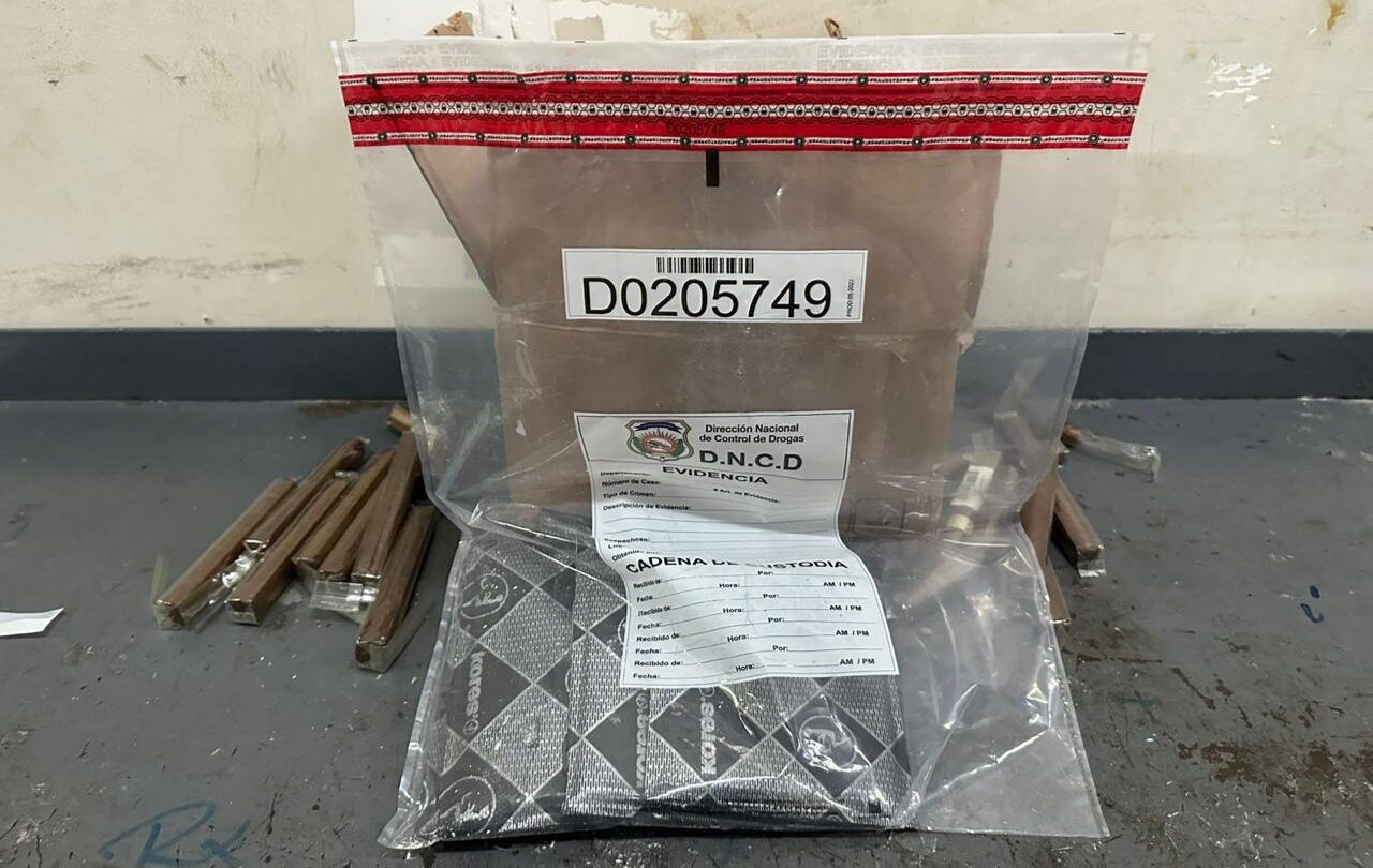 Ocupan cinco láminas de cocaína camufladas en cajas de tabacos