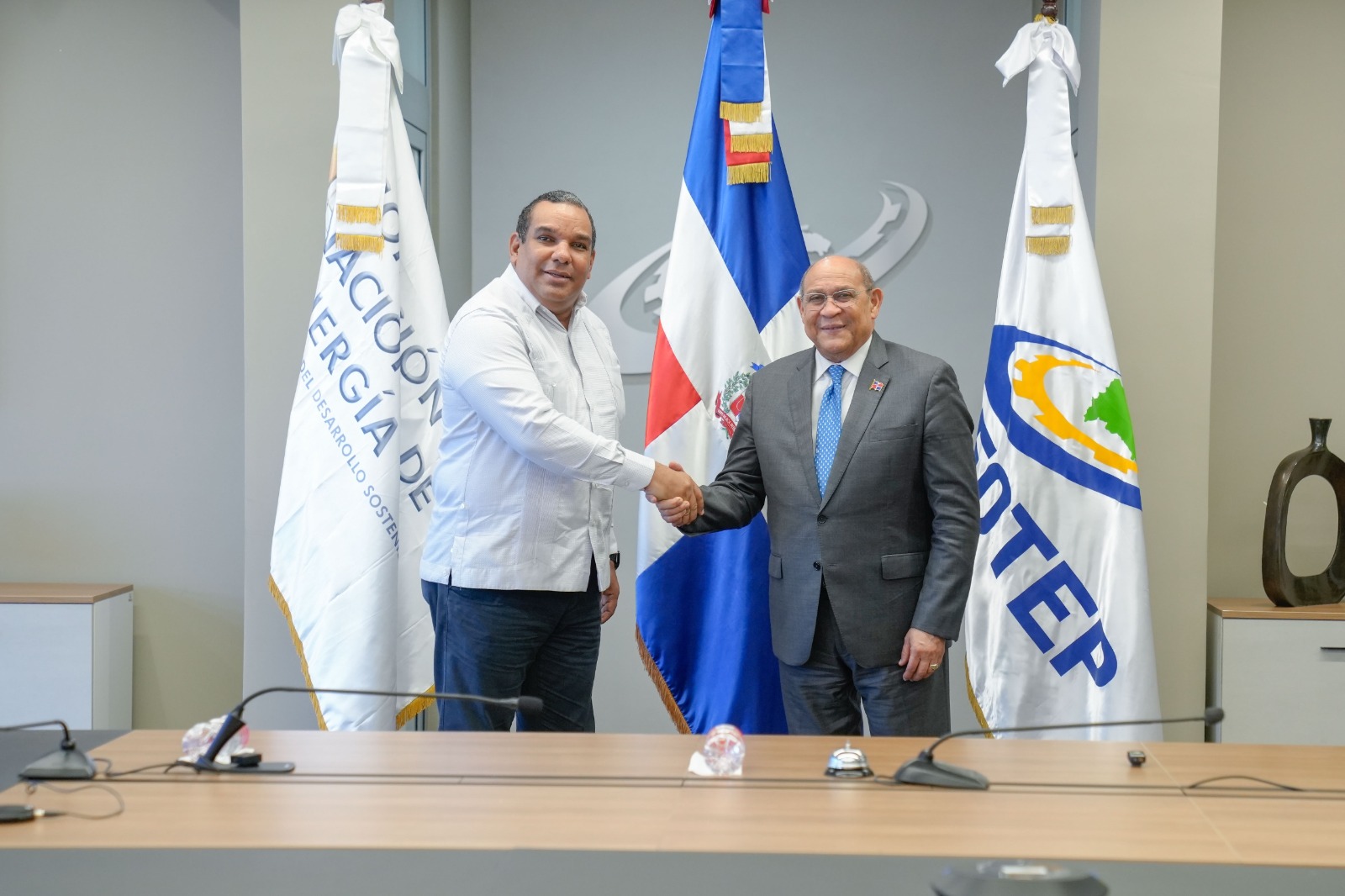 Comisión Nacional de Energía dona al INFOTEP sistema fotovoltaico para capacitación de participantes