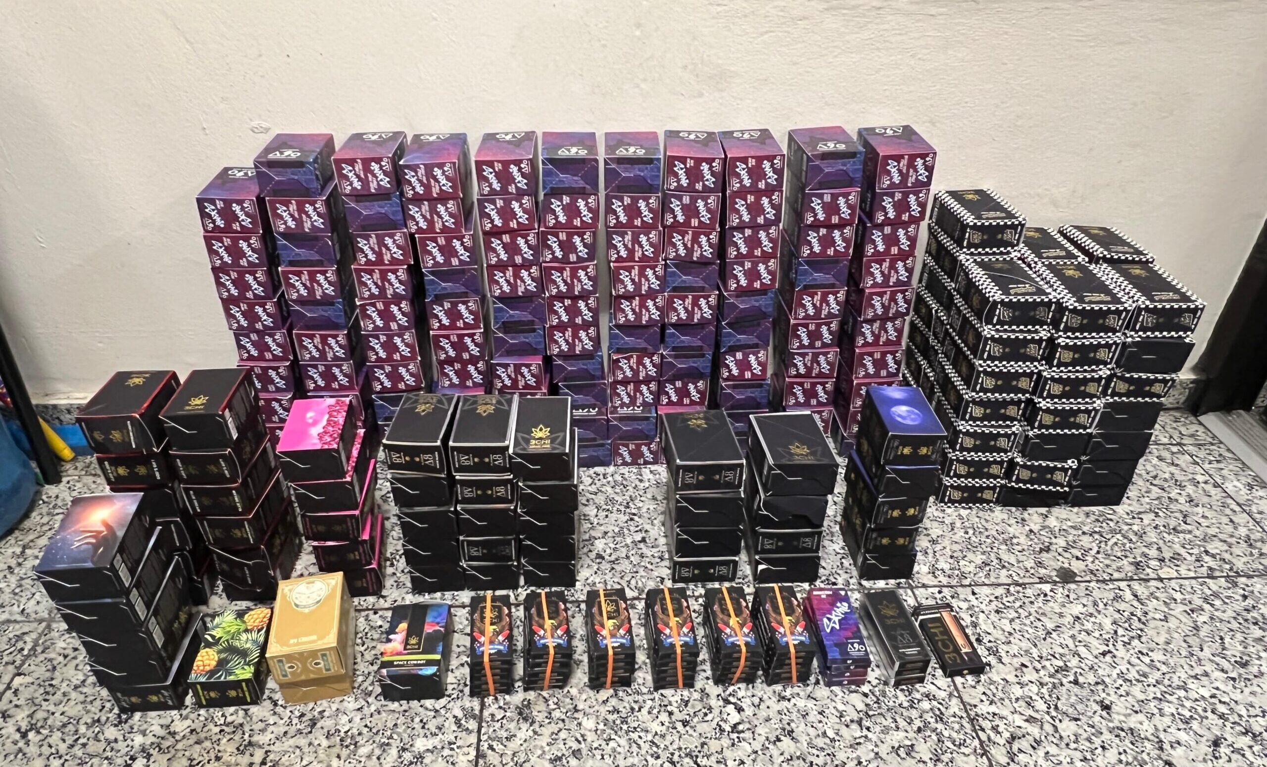 Incautan 4,086 vaper rellenos de marihuana; también barras de chocolate y gomitas
