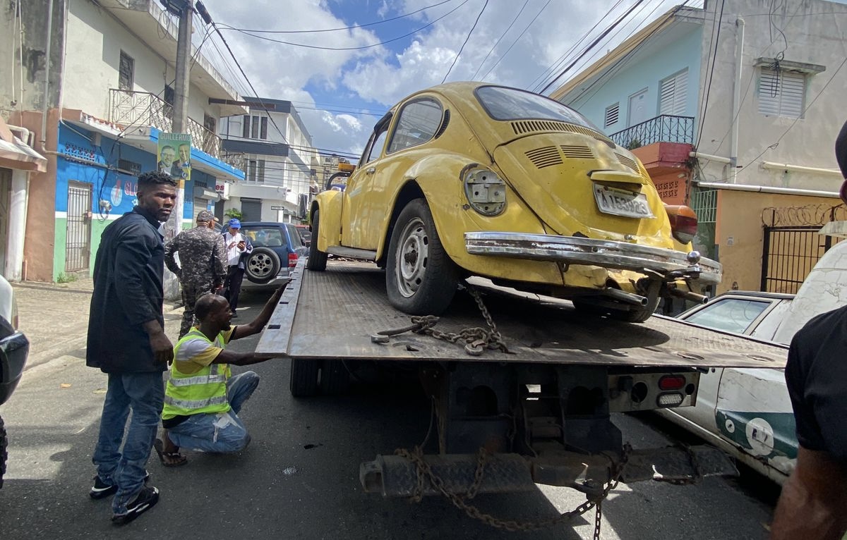 Alcaldía del Distrito Nacional retira chatarras durante operativo en Villa Juana