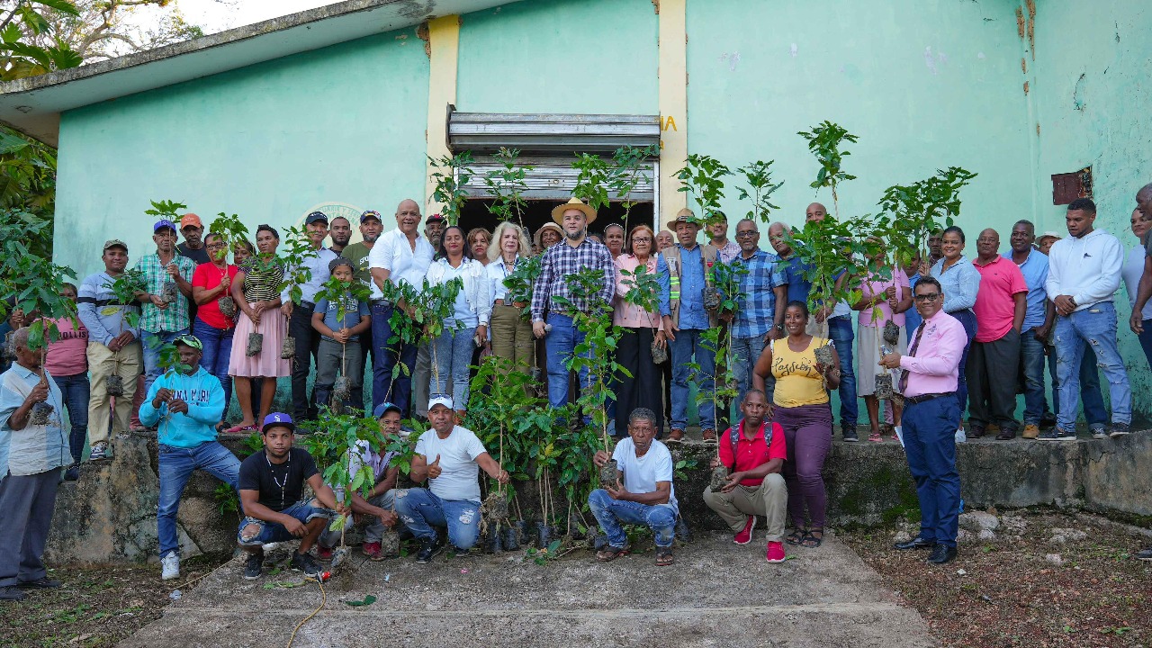 FEDA capacita y dona 50 mil plántulas a productores de café de Santa Helena de Barahona