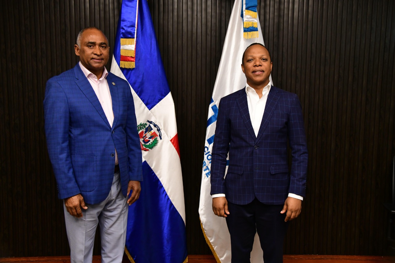 Senador Julito Fulcar impulsa la instalación de oficina del INTRANT en Peravia