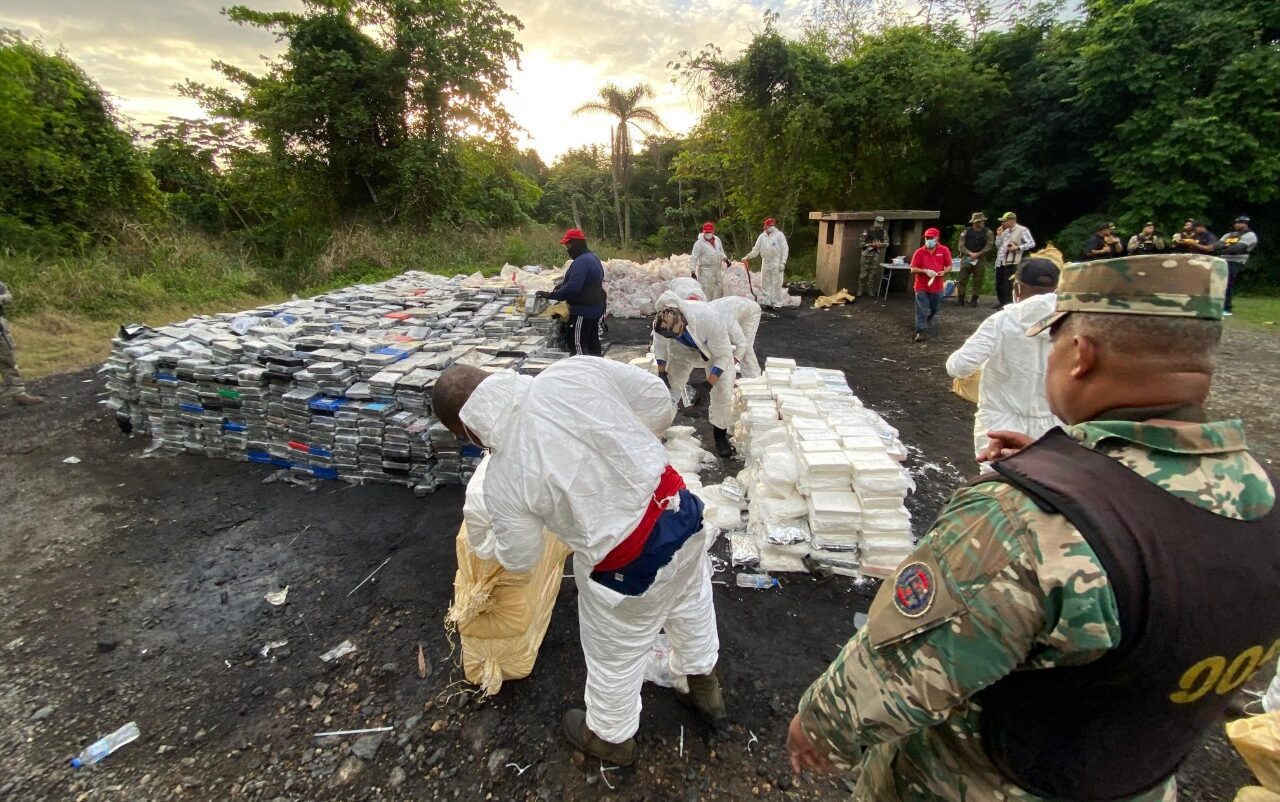 La procuradora Miriam Germán encabeza quema histórica de 9.8 toneladas de droga incautada en Caucedo