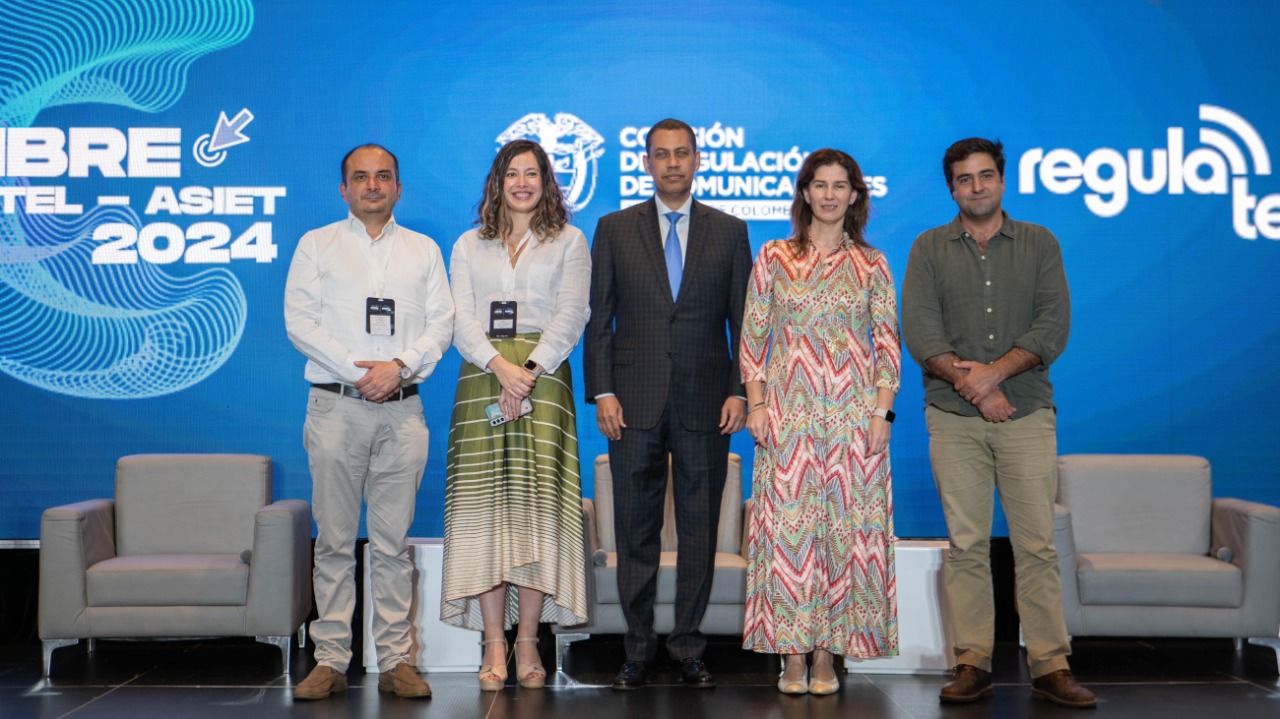 Presidente del Indotel aborda retos de inclusión digital durante Cumbre Regulatel en Colombia
