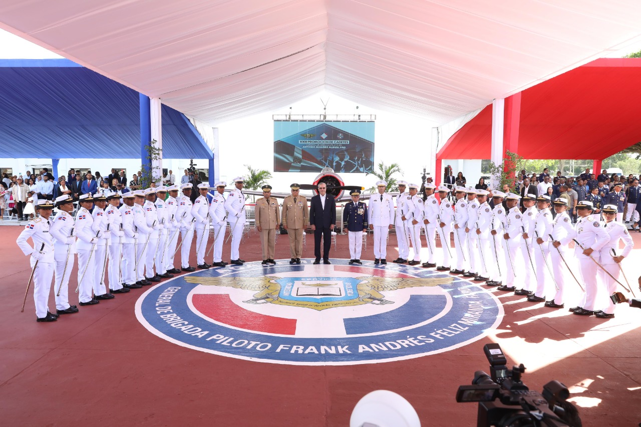 Presidente Abinader encabeza graduación de 29 cadetes de la Fuerza Aérea en Ciencias Aeronáuticas