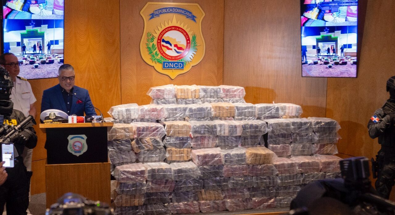 Interceptan lancha con 641 paquetes de presunta cocaína, fusil y dos detenidos