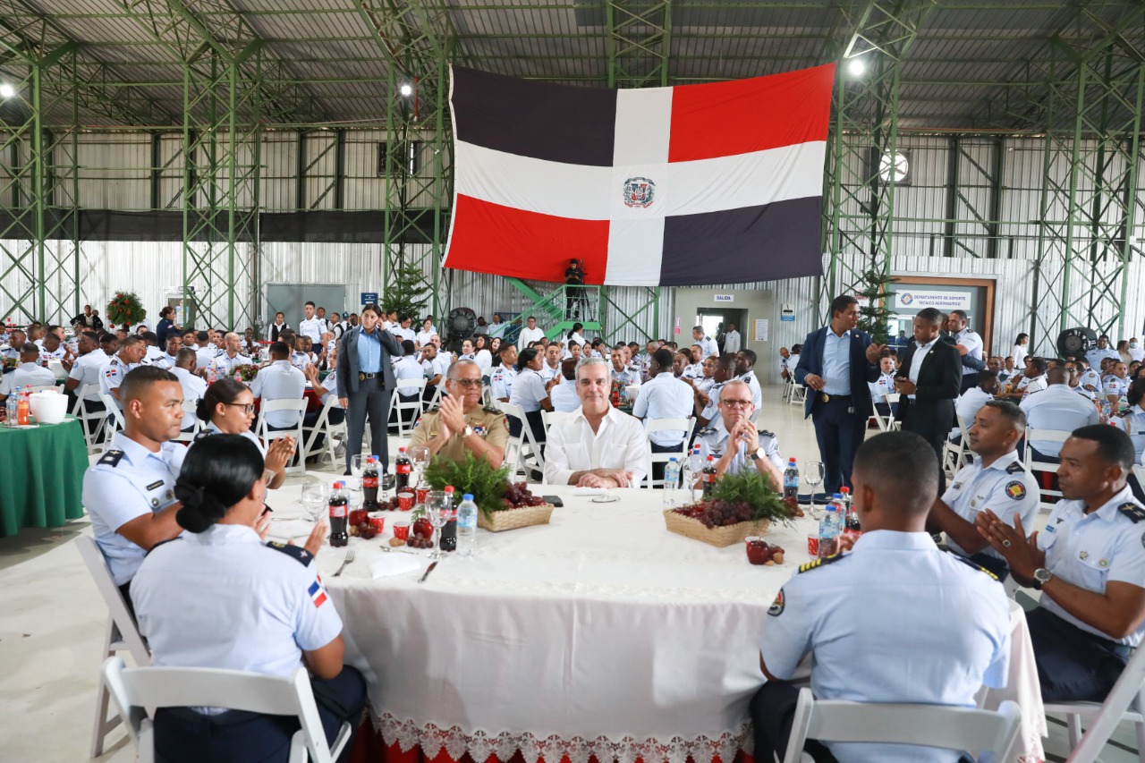 Presidente Abinader almuerza con miembros de la Armada y la Fuerza Aerea de la República Dominicana