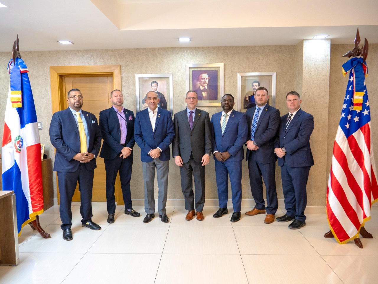 Agentes especiales de la DEA y director de operaciones visitan presidente DNCD