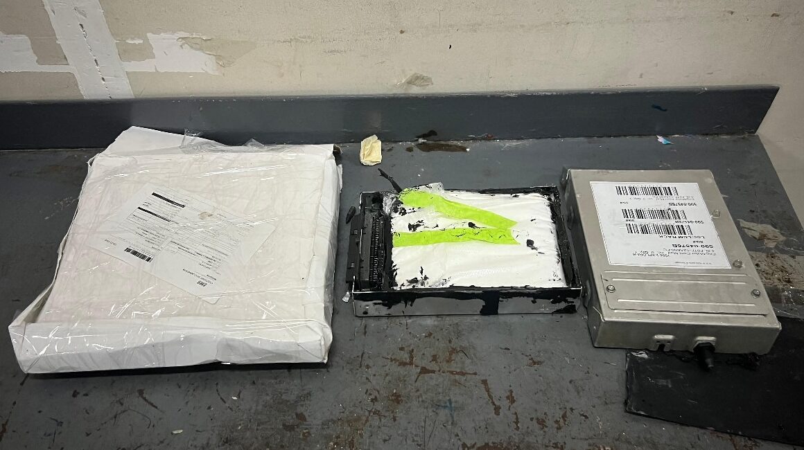 DNCD ocupa porta placas y dispositivo electrónico de vehículo llenos de cocaína