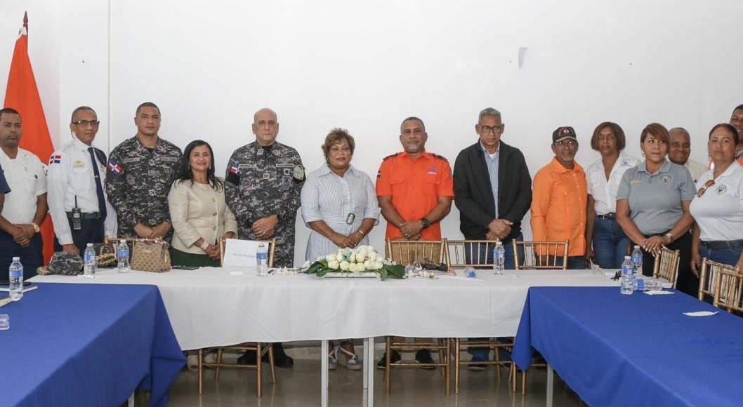 La gobernadora Lucrecia Santana Leyba encabeza reunión del CPMR junto a la Defensa Civil por motivo de las festividades navideñas
