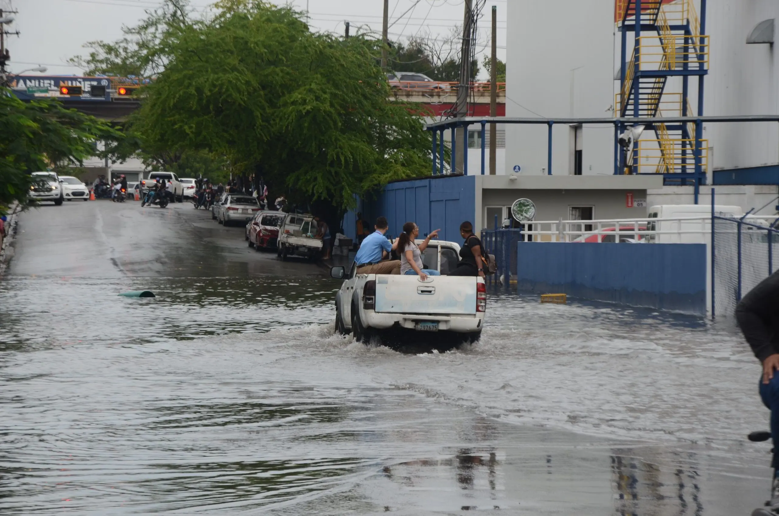 Aguaceros aislados con tronadas y ráfagas de viento; oleaje normal en las costas