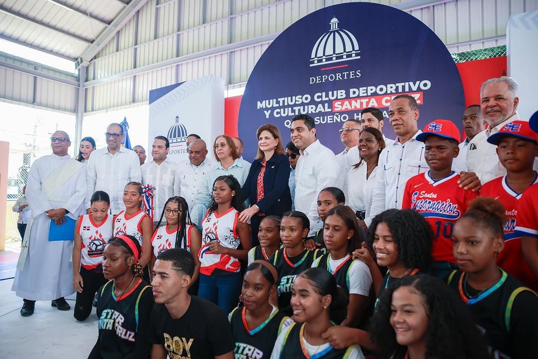 Vicepresidenta Peña y Ministro Cruz entregan techado en Quita Sueño