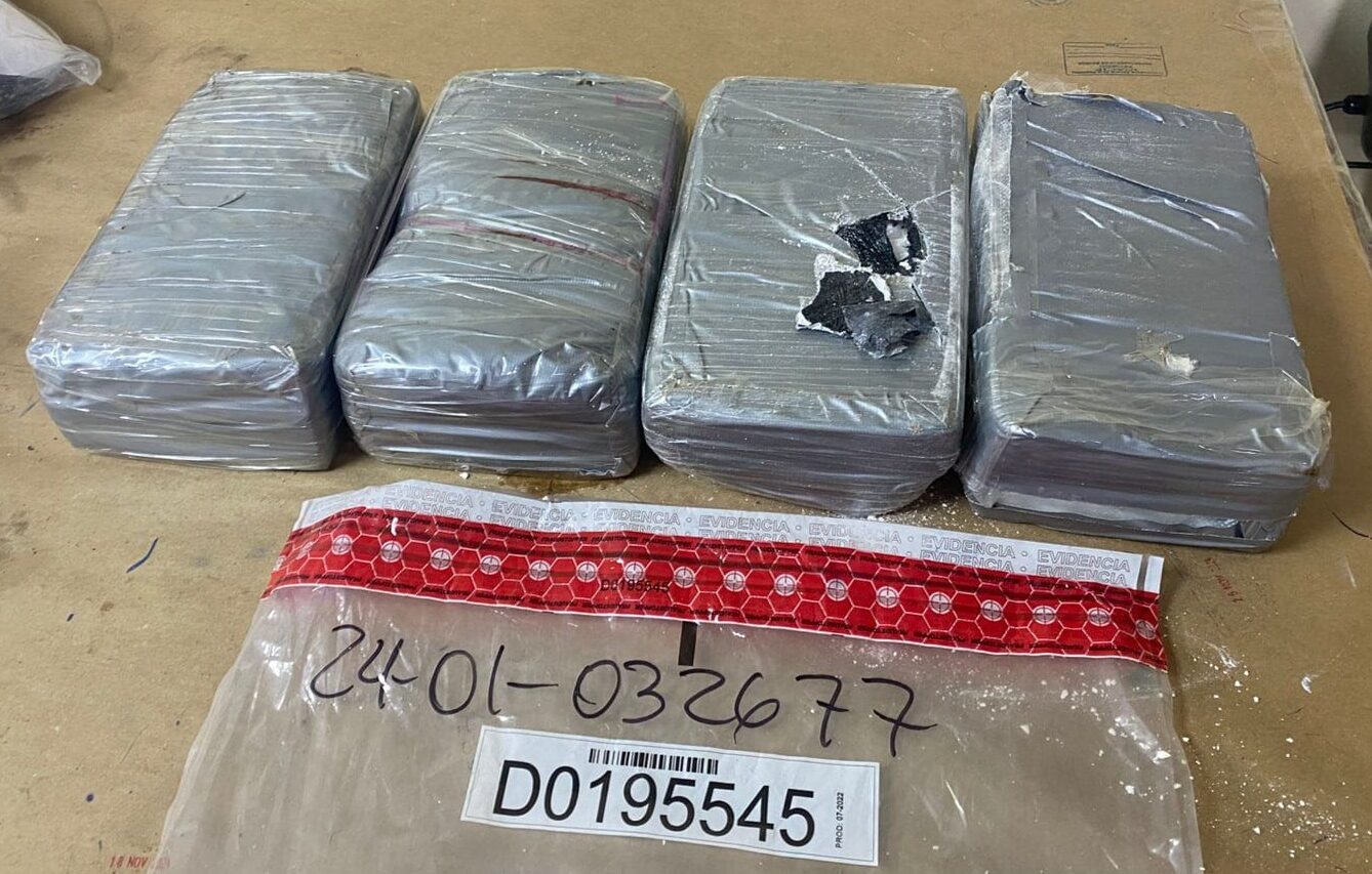 DNCD confisca cuatro paquetes de presunta cocaína en puerto Santo Domingo