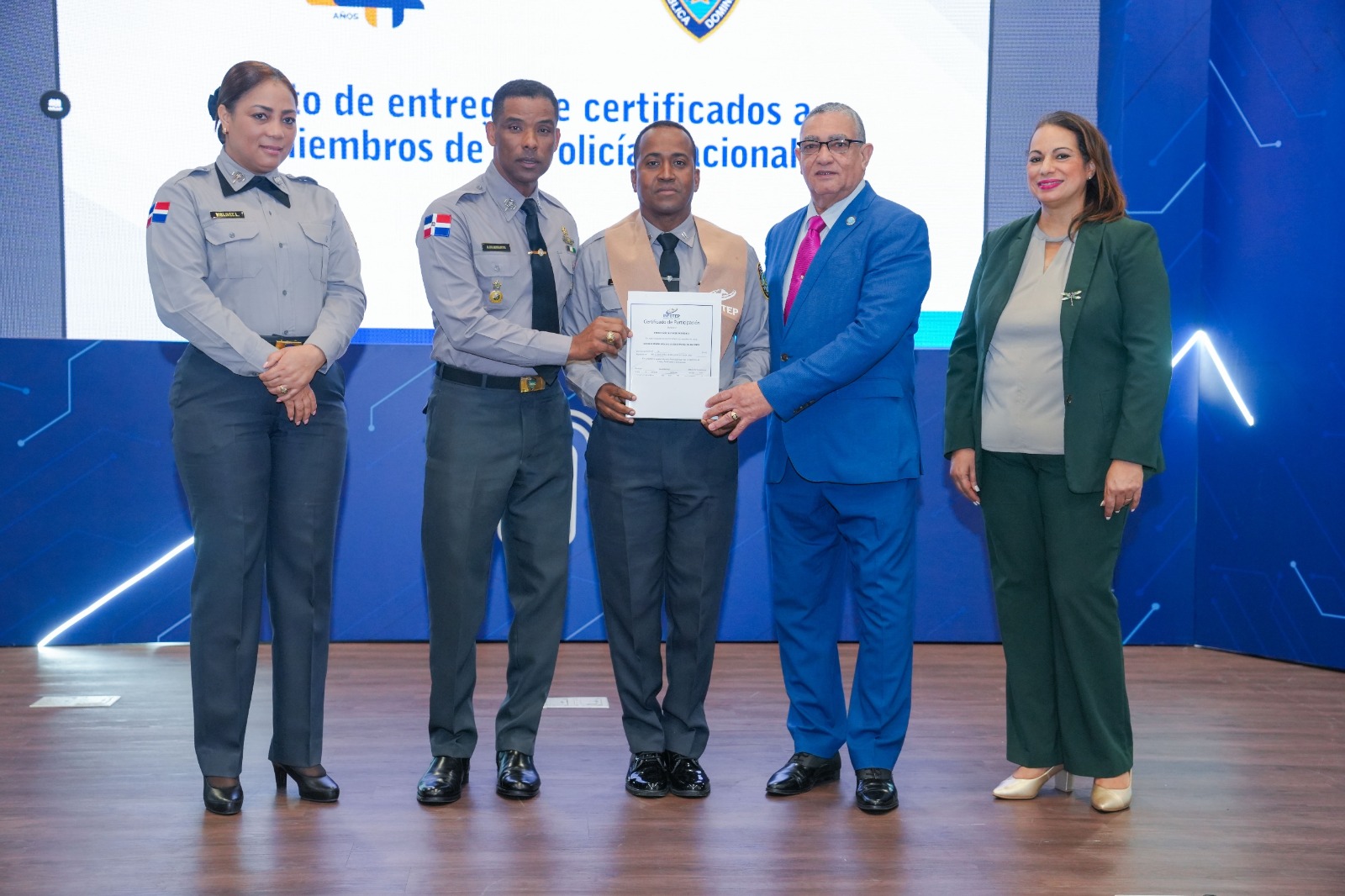 INFOTEP e IPES entregan certificados a 97 policías en diferentes formativas