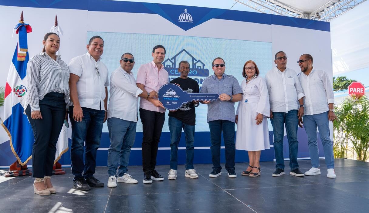 Gobierno dignifica la vida de otras 50 familias vulnerables con la entrega de casas en Barahona