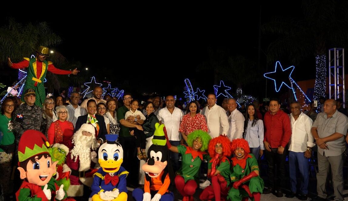 La Alcaldía de Santo Domingo Este da la bienvenida a la Navidad con el encendido del árbol del Boulevar las Américas