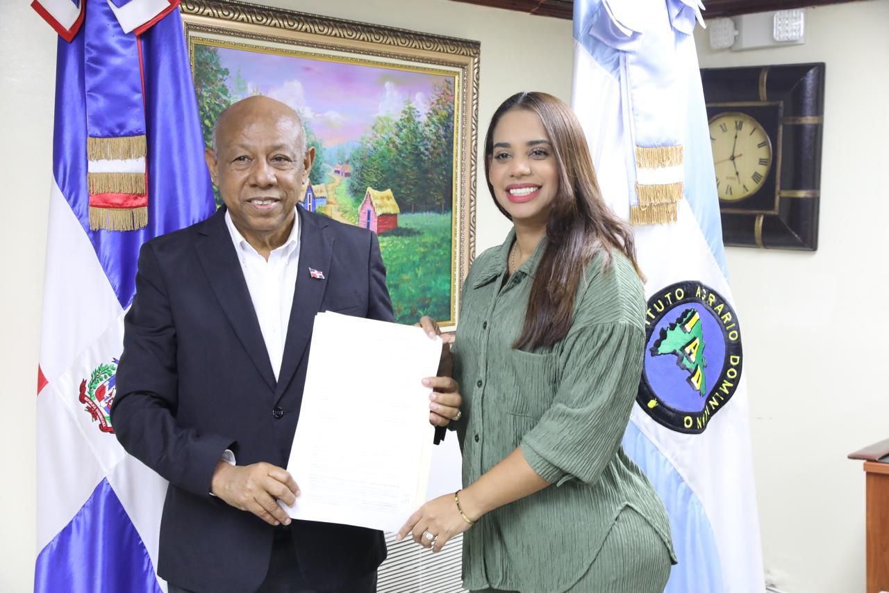 IAD y Alcaldía de SDN suscriben convenio donación terrenos para construcción mercado Los Guaricanos