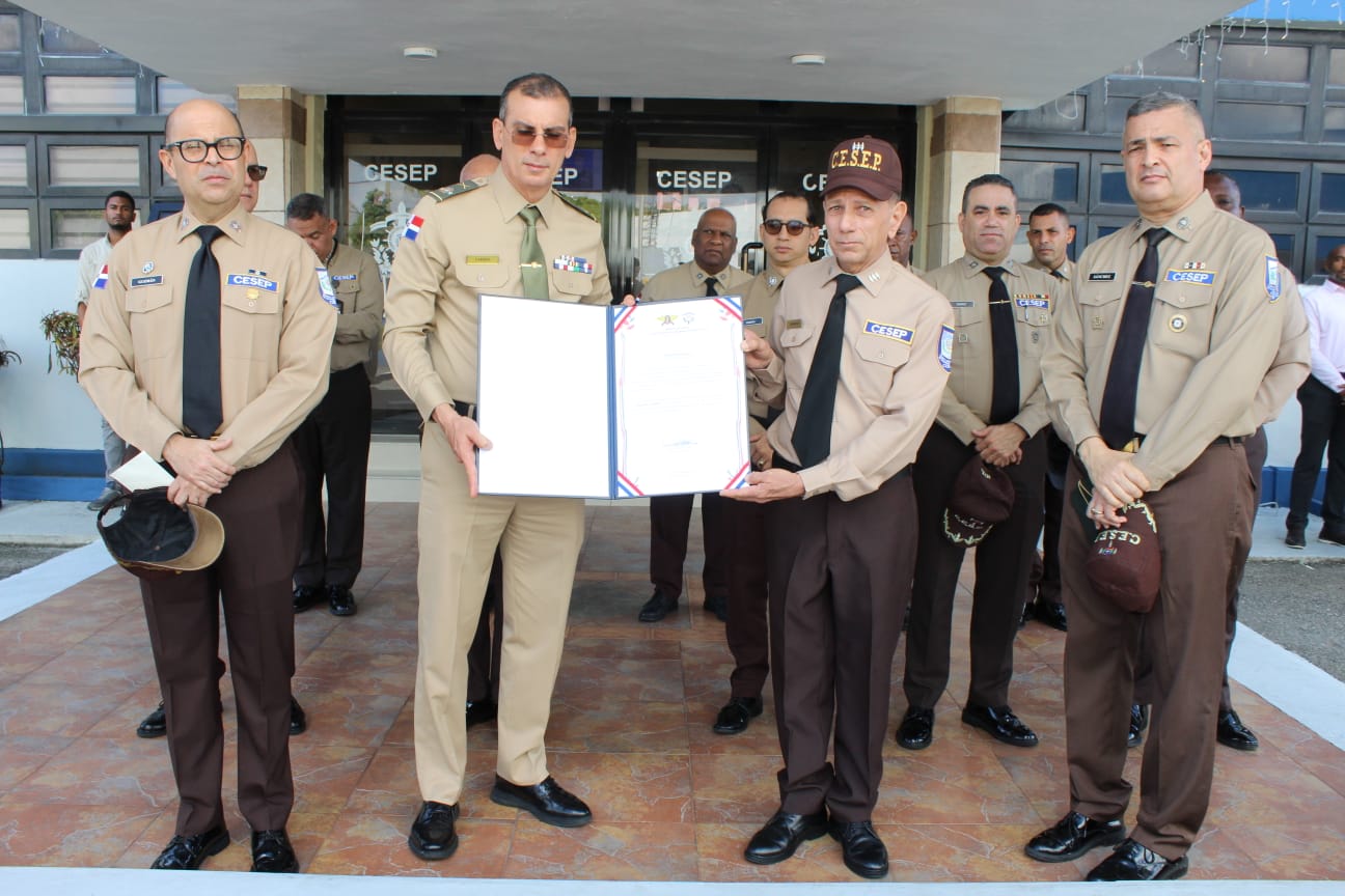 Comandante general del Ejército entrega reconocimientos a miembros del CESEP