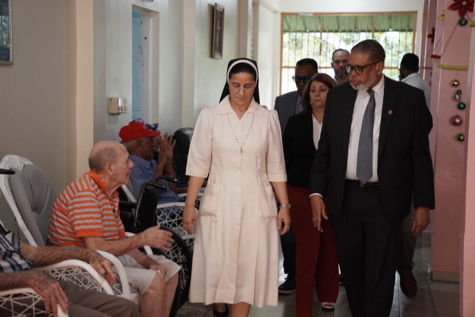 Desarrollo de la Comunidad realiza jornada de asistencia y almuerzo navideño en hogar de ancianos