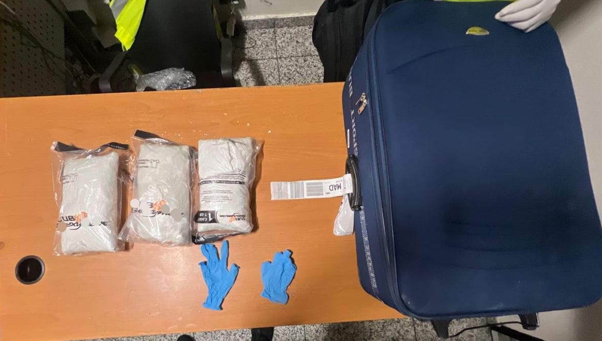 Autoridades detienen Dominico-Español en el AILA con tres paquetes de cocaína