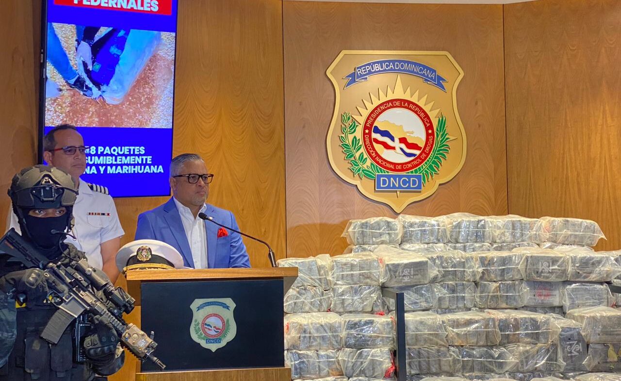 Autoridades no ceden; capturan cinco y ocupan otros 732 paquetes de presunta cocaína y 226 de marihuana