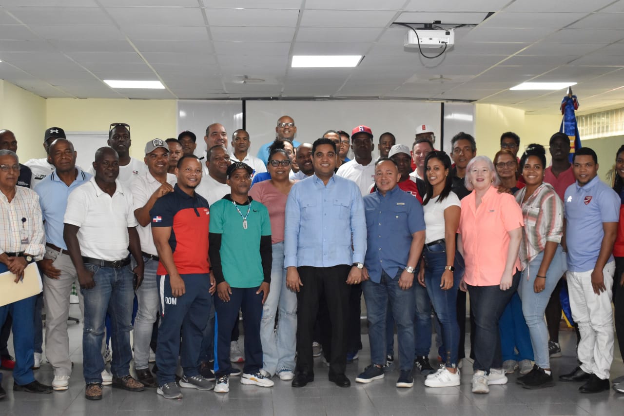 Ministro Kelvin Cruz entrega bonificación navideña entrenadores alto rendimiento
