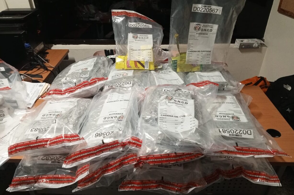 DNCD arresta dos hombres en el AILA con 35 paquetes de marihuana