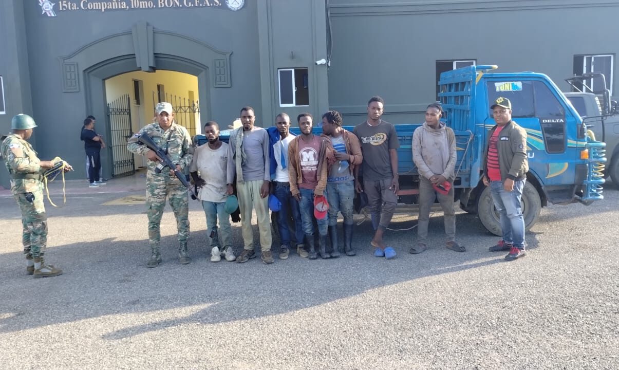 Ejército envía ante el Ministerio Público a conductores detenidos transportando haitianos indocumentados