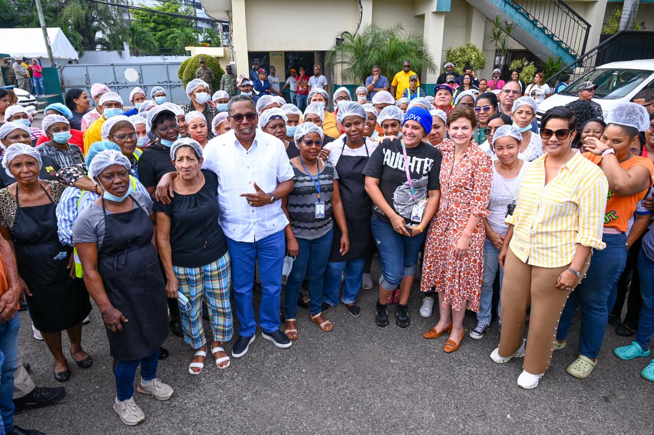 Vicepresidenta supervisa distribución de 32 mil raciones en Comedores Económicos