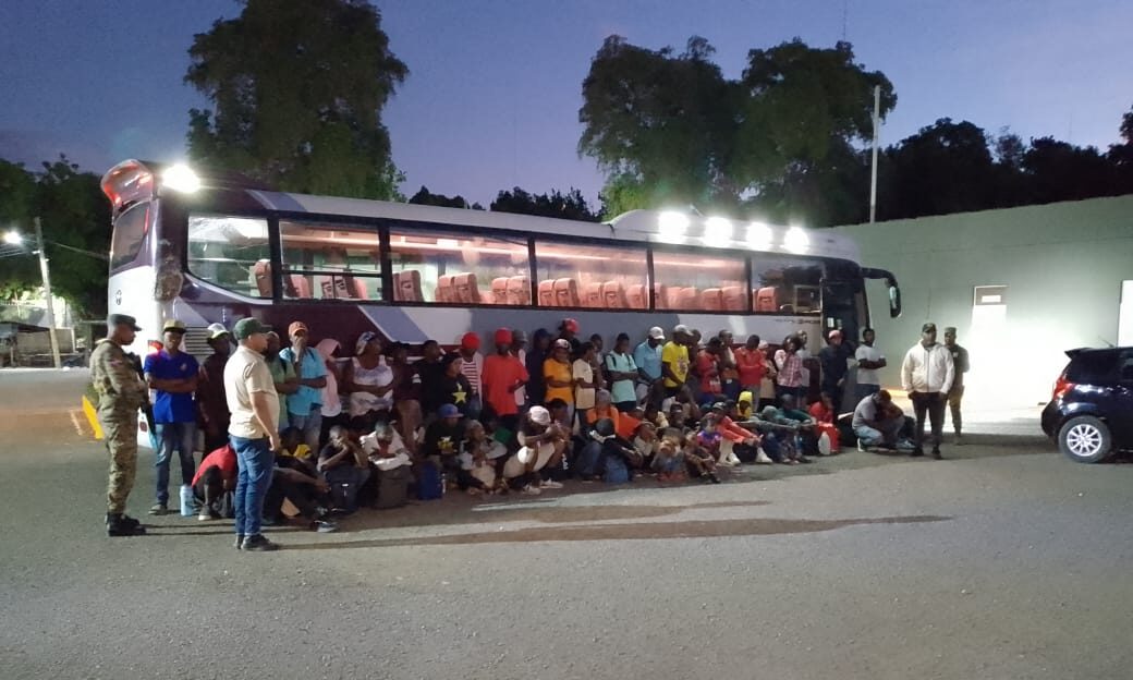 Detienen autobús con 70 ciudadanos haitianos en estatus migratorio irregular